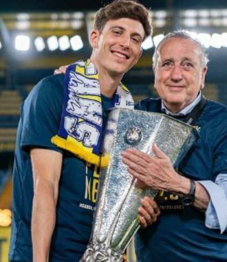Pau Torres with his father after winning the trophy.